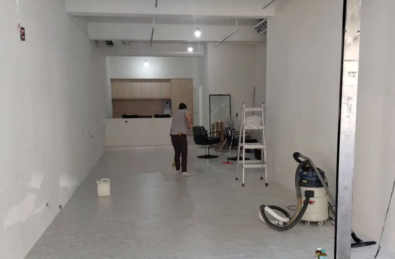 裝潢後的細部清潔，地板正在打蠟