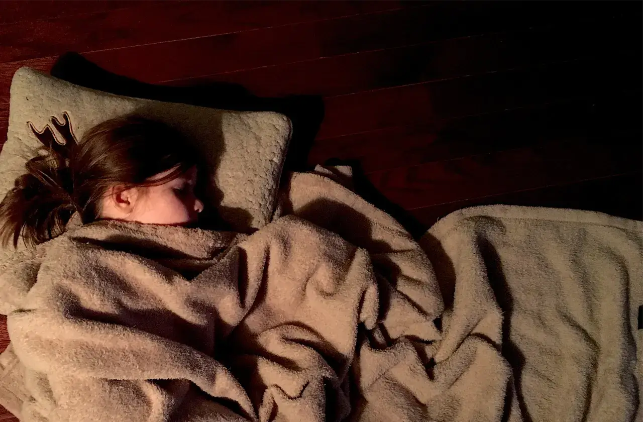 小女孩舒服的在木頭地板上睡覺