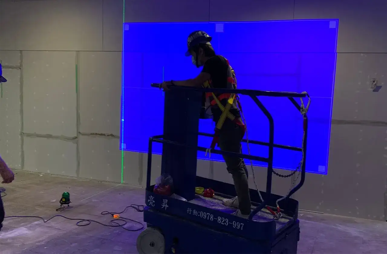 自走式高空作業車與投影機、投影畫面安裝設定