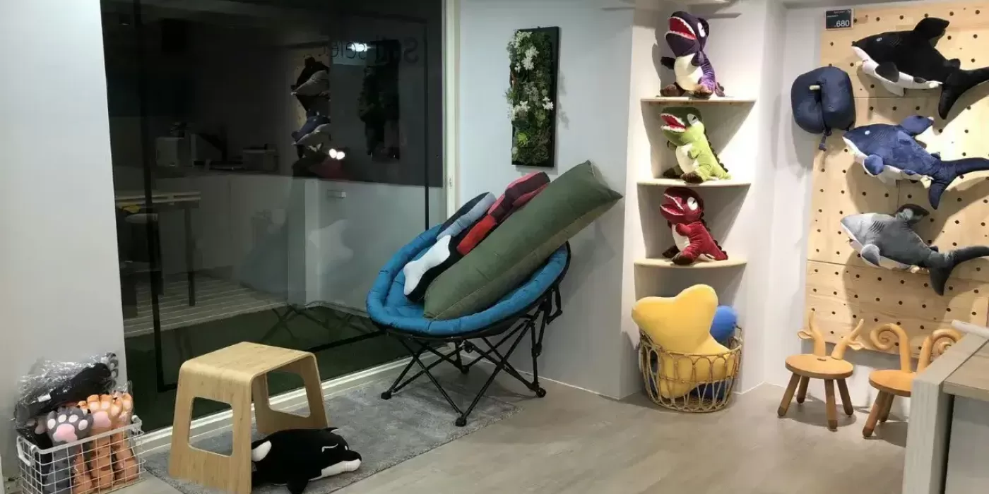 外凸的陽角修飾成視覺焦點、擺放可愛布偶的陰角